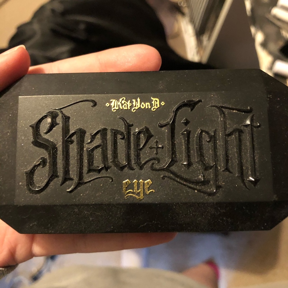 Kat Von D shade + light Rust contour quad